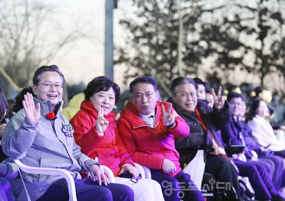 ▲‘제18회 영등포 여의도 봄꽃 축제 개막식’에 참석한 최호권 영등포구청장, 정선희 영등포구의회 의장, 김재진 시의원 등이 나란히 앉아 본지의 사진 촬영에 응해주고 있다. ⓒ영등포시대