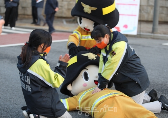 ▲퍼레이드 중 영등포구 마스코트 영롱이가 갑자기 쓰러져 영등포구 의용소방대원들이 심페 소생술을 시행하고 있다. ⓒ영등포시대