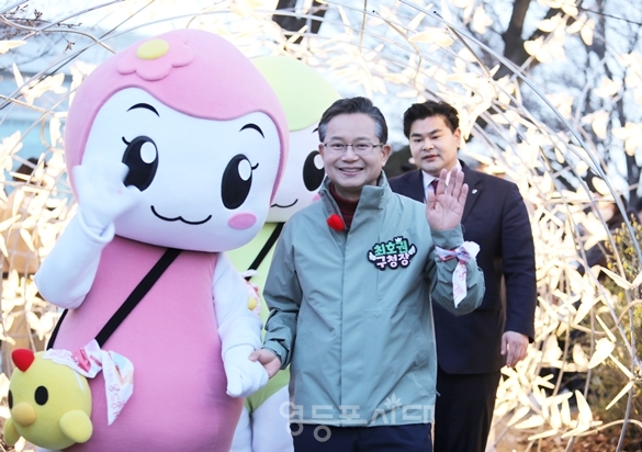 ▲최호권 영등포구청장이 개막선언을 위해 영롱이와 함께 매인 행사장을 향하고 있다. ⓒ영등포시대