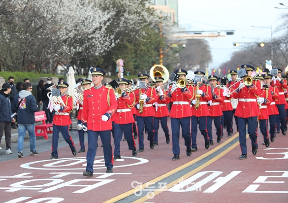 ▲군악대가 구민의 응원 속에 퍼레이드를 펼치고 있다. ⓒ영등포시대