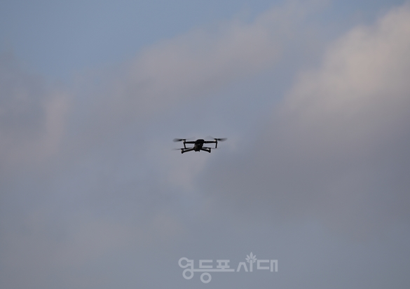 ▲영등포구 홍보미디어팀이 띄운 드론이 ‘제18회 영등포 여의도 봄꽃 축제장’ 상공을 날고 있다. ⓒ영등포시대