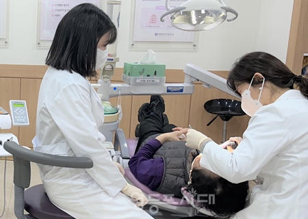 ▲어르신 구강을 검진하고 있는 모습/이미지=영등포구 제공