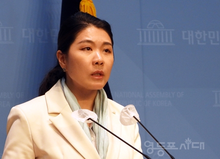 ▲​민주당 신현영 대변인은 1일 국회 소통관에서 갖은 브리핑에서 윤석열 대통령의 국민 담화 내용에 대해 “2천 명 숫자에 매몰된 불통 정부, 필수 의료 붕괴를 가속한 책임을 져야 한다”라고 강조하고 있다. Ⓒ​영등포시대