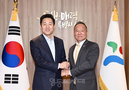 ▲2일 오세훈 서울시장이 제36대 서울특별시의사회 회장에 선출된 황규석 회장과 면담 후 기념사진을 촬영하고 있다./이미지=서울시 제공