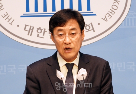 ▲강민석 민주당 대변인이 4월 5일 국회 소통관에서 논평을 발표하고 있다. Ⓒ영등포시대 