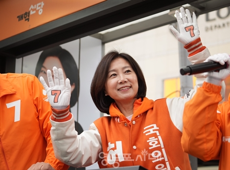 ▲허은아 개혁신당 영등포갑 국회의원 후보가 4월 6일 오전 영등포역 펼친 유세에서 개혁신당과 ‘기호 7번 허은하 후보’의 지지를 호소하고 있다./이미지=개혁신당 제공