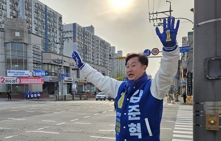 ▲김준혁 민주당 국회의원 후보가 4월 8일 자신의 페이스북에 올린 선거운동 사진/이미지=김준혁 페이스북 갈무리 