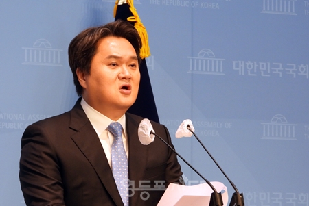 ▲민주당 검찰독재정치탄압대책위원회 김지호 부위원장민주당은 4월 9일 국회 소통관에서 기자회견을 열고 “검찰 독재정권의 선거 핵심 전략은 국민을 위하고 민생을 살피는 정책이 아닌 그들이 제일 잘하는 검찰을 이용한 ‘수사농단’인 것 같다”라고 강하게 비판하고 있다. Ⓒ영등포시대