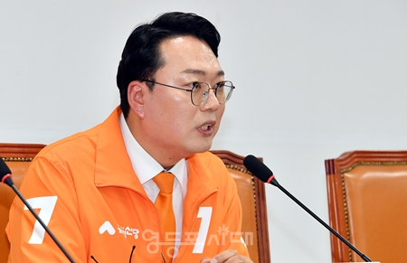 ▲천하람 개혁신당 총괄선대위원장이 4월 9일 국회 개혁신당 대회의실에서 “소신의 정치가 위선의 정치를 이길 수 있도록 해달라”라며 개혁신당의 지지를 호소하고 있다. Ⓒ영등포시대