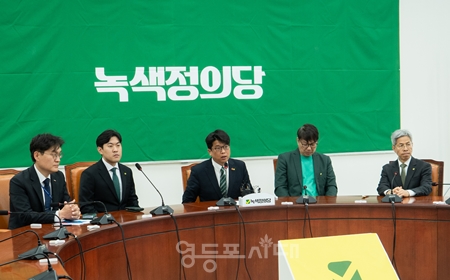 ▲녹색정의당은 4월 11일 오전 국회에서 중앙선대위 해단식을 열고 제22대 총선 중앙선대위 해단식을 하고 있다.