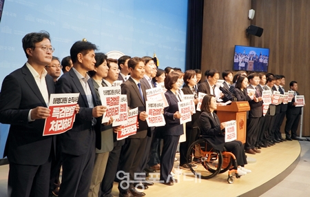▶민주당 21대 국회의원과 22대 당선인 등 116명이 4월 15일 국회 소통관에석 기자회견을 열고 “21대 남은 국회 기간에 채 상병 특검법을 통과시키기 위해 온 힘을 다하겠다”라고 밝히고 있다. Ⓒ영등포시대
