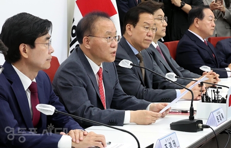 ▲윤재옥 국민의힘 원내대표가 4월 15일 국회에서 4선 이상 국회의원 당선인 간담회를 열고 “이번 총선에서 108석이라는 참담한 결과에 대해서 어떠한 변명도 있어서는 안 된다”라고 밝히고 있다. Ⓒ영등포시대 