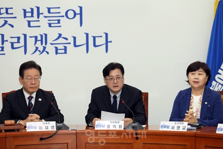 ▲홍익표 원내대표(가운데)가 “오늘로 21대 국회 임기가 42일 남았다. 민주당은 국민의 국회 책임지는 국회, 일하는 국회로 마무리할 수 있도록 최선을 다할 것이다”라고 밝히고 있다. Ⓒ영등포시대