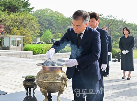 ▲김현기 서울시의회 의장이 강북구 수유동에 있는 국립4‧19민주묘지 현충탑을 찾아 참배하고 있다./이미지=서울시의회 제공