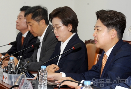 ▲이준석 개혁신당 대표(사진 오른쪽)가 대통령실 후속 비서실장과 총리 인선에 관한 기사에 대해 “그걸 보고 많은 국민이 경악했을 것이다”라고 강하게 비판하고 있다. Ⓒ영등포시대 