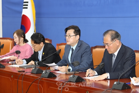 ▲홍익표 원내대표(오른쪽에서 두 번째)가 4월 18일 국회에서 열린 원내대책회의 모두 발언에서 “윤석열 정부와 경제팀에게 각성”을 촉구하고 있다. Ⓒ영등포시대