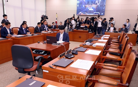 ▲국회 농림축산식품해양수산위원회 민주당 소속 의원들은 4월 18일 전체 회의를 열고 ‘양곡관리법 개정안’과 ‘농수산물 유통 및 가격안정에 관한 법률 개정안’ 등 5건의 법률안에 대한 본회의 부의 요구를 단독 의결하고 있다. Ⓒ영등포시대