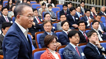 ▲윤재옥 국민의힘 당 대표 권한대행이 4월 19일 국회에서 열린 원외 조직위원장 간담회에서 인사말을 하기 위해 단상을 향하고 있다. Ⓒ영등포시대
