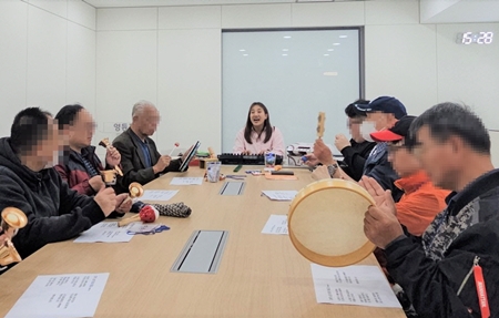 ▲정신질환자를 대상으로 ‘음악치료’를 진행하고 있는 모습/이미지=영등포구 제공