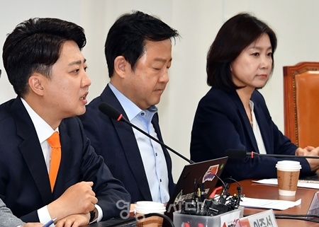 ▲이준석 개혁신당 대표(왼쪽)가 4월 19일 국회에서 최고위원회를 열고 모두 발언에서 3·15 부정선거, 4·19혁명의 정신을 언급하며 윤석열 대통과 국민의힘을 비판하고 있다.Ⓒ영등포시대