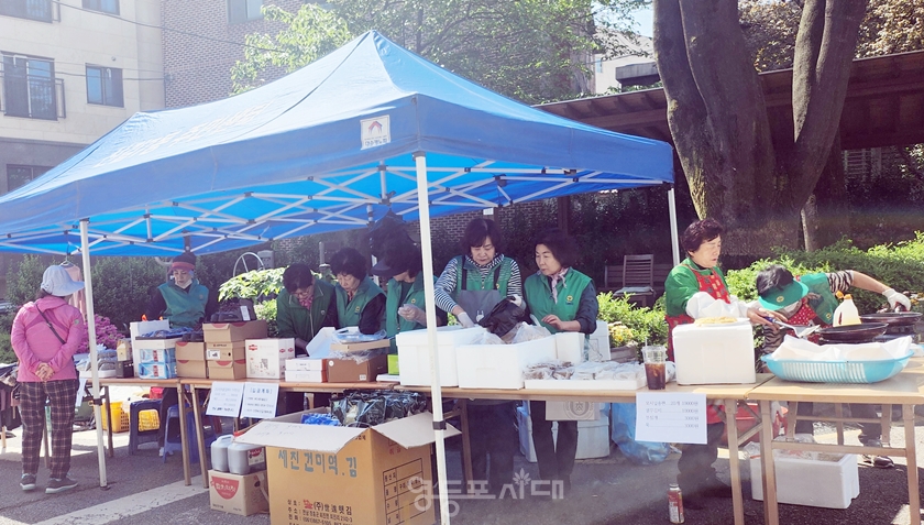 ▲신길7동 새마을부녀회가 4월 23일 오전 신길7동 주민센터 앞에서 바자회를 열고 주민들에게 물품을 판매하고 있다. Ⓒ영등포시대