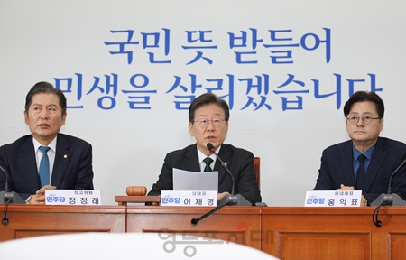 ▲민주당 이재명 대표(가운데)가 4월 24일 국회에서 열린 최고위원회의 모두 발언에서 “채 상병 특검법 수용과 연금 개혁 완료”를 강조하고 있다. Ⓒ영등포시대