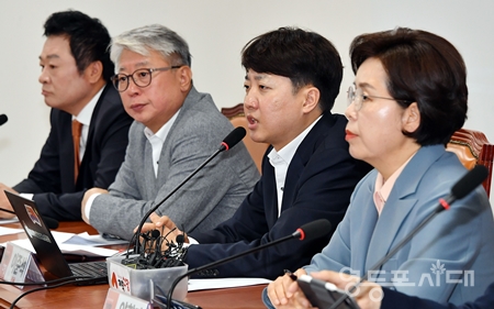 ▲이준석 대표(오른쪽에서 두 번째)가 24일 최고위원회 모두 발언에서 이재명 민주당 대표를 향해 “25만 원 지원 관련해 경제적으로도 너무 가벼운 인식을 하고 있다는 인상을 주지 않도록 수정하기를 재차 요구하겠다”라고 밝히고 있다. Ⓒ영등포시대 