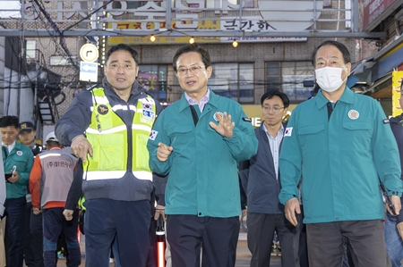 ▲최호권 영등포구청장(가운데)이 4월 24일 대림2동 중앙시장 일대에서 민·관·경 합동 야간순찰을 하고 있다./이미지=영등포구 제공