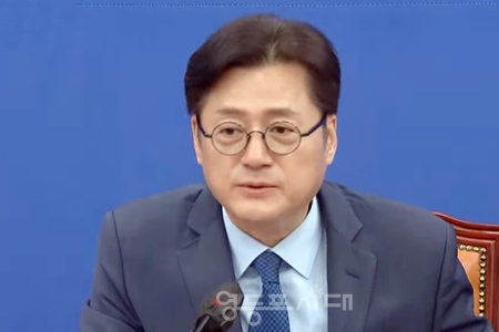 ▲홍익표 원내대표가 4월 25일 원내대책회의 모두 발언에서 “윤석열 정부의 재정 건전성 방침에 대한 각성”을 촉구하고 있다.Ⓒ영등포시대