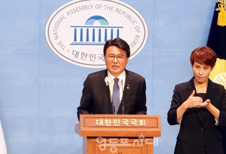 황운하 조국혁신당 원내대표가 25일 국회 소통관에서 기자회견을 열고 국회 교섭단체 구성 방안에 대해서는 “당선인들이 의견을 모아 조국 대표에게 위임하기로 했다”라고 밝히고 있다. 