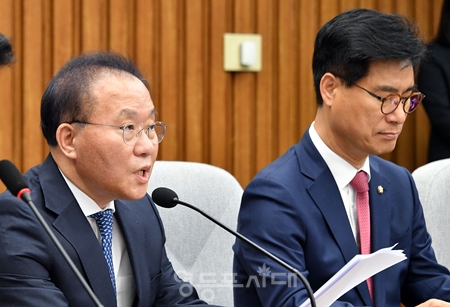 ▲윤재옥 권한대행이 4월 26일 국회에서 열린 원내대책회의 “민주당이 그동안 요구해 왔던 민생 챙기기 영수 회담이 아니라 정치적 목적이 뚜렷한 의제를 중심으로 회담을 갖자는 기조다”라고 강하게 비판했다.Ⓒ영등포시대