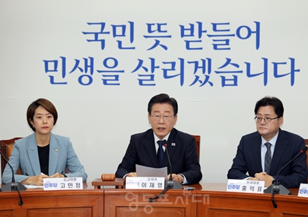 ▲이재명 민주당 대표(가운데)가 국민의힘이 다수당인 서울시의회 그리고 충남도의회에서 학생인권조례를 폐지한 것에 대해 강하게 비판하고 있다. Ⓒ영등포시대