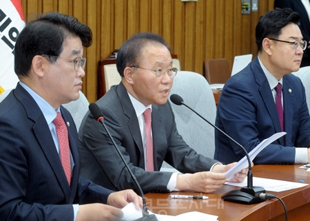 ▲윤재옥 국민의힘 당 대표 권한 대행은 4월 30일 국회에서 열린 원내대책회의 모두 발언에서 “윤석열 대통령과 이재명 민주당 대표와의 영수 회담은 협치로 나아갈 계기를 마련했다”라고 평가했다. Ⓒ영등포시대