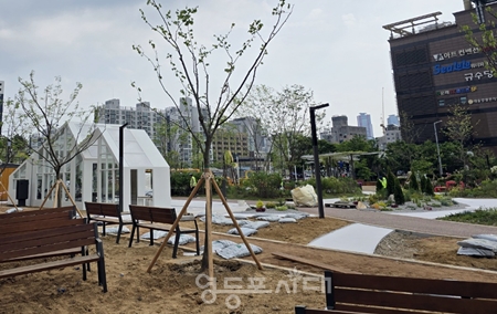 ▲5월 8일 오후 2시 개장을 앞두고 마무리 공사가 한창인 ‘문래동 꽃밭 정원’ Ⓒ영등포시대