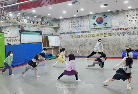 ▲핫둘핫둘서울 유아 스포츠단을 통해 태권도를 배우고 있는 유아들의 모습/이미지=영등포구 제공