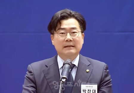 ▲박찬대 신임 원내대표가 당선 인사에서 “선후배 동료 의원들의 지혜를 구하기 위해서 끊임없이 소통하겠다”라고 밝히고 있다. Ⓒ영등포시대
