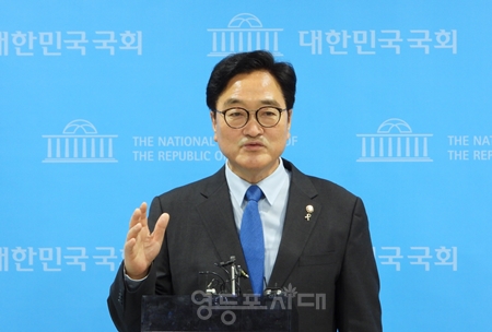 ▲우원식 민주당 국회의원이 5월 7일 국회 소통관에서 기자회견을 열고 22대 국회 전반기 국회의장 후보를 선출하는 민주당 당내경선 출마를 선언한 후 백브리핑에서 기자들의 질문에 답하고 있다. Ⓒ영등포시대 