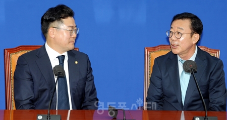 ▲5월 7일 여의도 국회를 방문한 홍철호 대통령실 정무수석(오른쪽)이 박찬대 민주당 원내대표와 만나 웃으며 덕담을 주고받고 있다. Ⓒ영등포시대