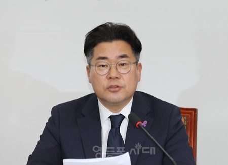 ▲박찬대 원내대표가 “대통령은 국민의 삶을 돌보고 국민의 생명을 보호할 책무가 있다”라며 “마땅히 해야 할 일을 하겠다고 밝히는 대통령의 기자회견이 되기를 바란다”라고 말하고 있다. Ⓒ영등포시대