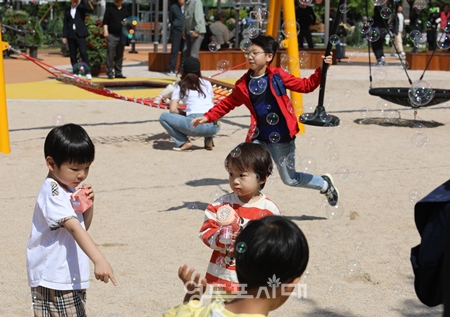 ▲아이들이 모래사장에서 비눗방울과 함께 즐겁게 뛰어놀고 있다. Ⓒ영등포시대