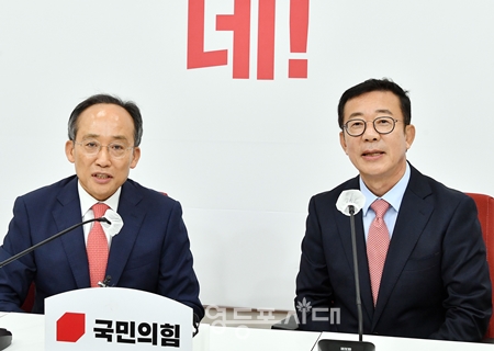 ▲추경호 국민의힘 당 대표 권한대행(왼쪽)이 5월 10일 국회에서 원내대표 당선 축하를 위해 국회를 방문한 홍철호 대통령실 정무수석을 접견하고 있다. Ⓒ영등포시대 