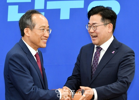 ▲박찬대 민주당 원내대표(오른쪽)가 5월 13일, 민주당을 방문한 추경호 국민의힘 당 대표 권한대행을 맞이하며 환하게 웃고 있다. Ⓒ영등포시대