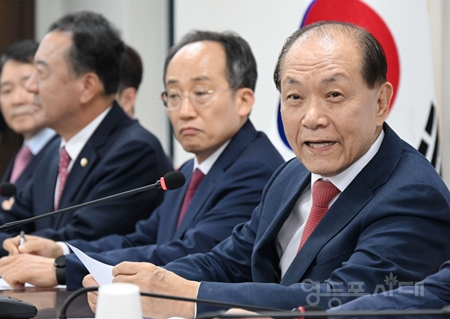 ▲황우여 국민의힘 비대위원장(오른쪽)이 5월 13일 오후, 여의도 당사에 비대위원회를 열고 비대위원 인선 배경을 밝히고 있다.Ⓒ영등포시대