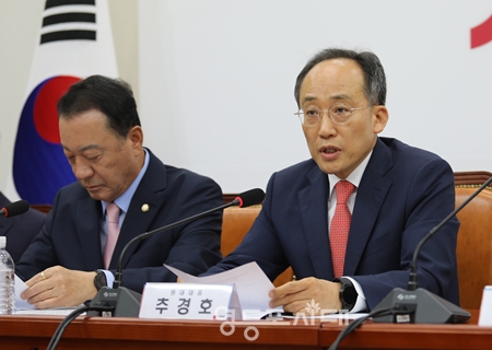 ▲추경호 원내대표(오른쪽)가 “앞으로 정부 각 부처는 각종 민생정책, 특히, 국민 일상생활에 미치는 영향이 큰 주요 정책을 입안하는 과정에서 반드시 당과 사전에 충분히 협의해 줄 것”을 촉구하고 있다. Ⓒ영등포시대