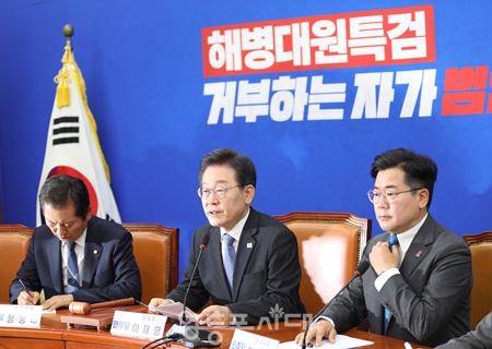 ▲이재명 대표(가운데)는 5월 20일 국회에서 열린 최고위원회 모두 발언에서 윤석열 대통령을 향해 “총선 민심을 받들겠다고 하더니, 왜 계속 국민의 뜻을 거부하면서 반대로 가느냐?”라고 비판하고 있다. Ⓒ영등포시대