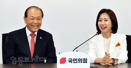 ▲황우여 국민의힘 비대위원장(왼쪽)이 5월 21일 여의도 중앙당사에서 허은아 개혁신당 신임 대표를 접견한 자리서 서로 덕담을 주고받으면 웃고 있다. Ⓒ영등포시대