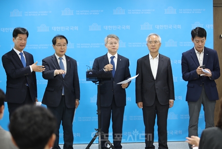 ▲민주당 정치검찰 사건 조작 특별대책단장 민형배 의원(가운데)이 22일 국회 소통관에서 기자회견을 마친 후 백브리핑을 하고 있다. Ⓒ영등포시대 