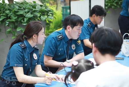 ▲서울영등포경찰서 경찰관들이 여의도 더현대 서울 5층에서 사전지문 등록 캠페인 등 홍보활동을 펼치고 있다./이미지=영등포경찰서 제공  