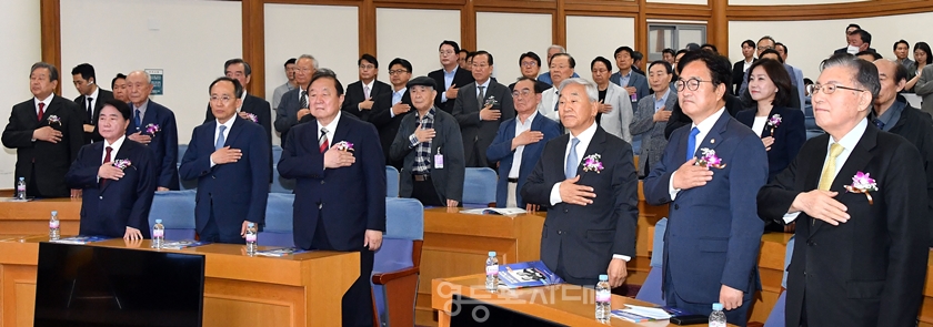 ▲5월 22일 여의도 국회 의원회관에서 열린 ‘민주화추진협의회’ 결성 40주년 기념식에 참석한 관계자들이 국민의례를 하고 있다. Ⓒ영등포시대 