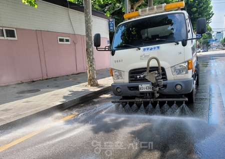 ▲도심 열섬현상 완화를 위한 도로물청소/이미지=영등포구 제공 